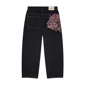 Jeans mit Kirschblütenstickerei 